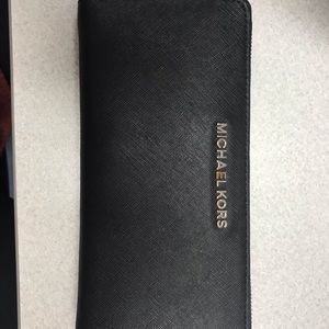 Micheal kors Black leather wallet